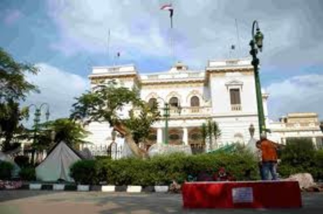 Egypt: Man sets himself on fire outside of Egypt´s parlament