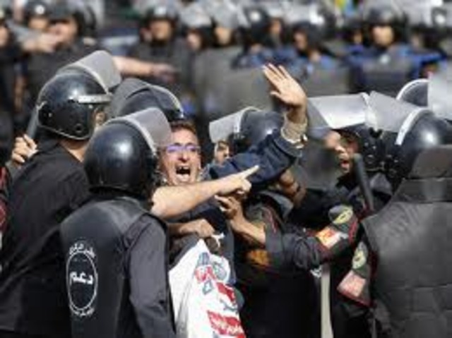 Egypt: violent clashes in Cairo leave two dead and hundreds injured