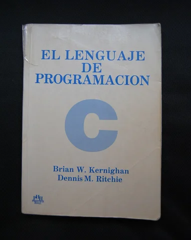 Publicación de "The C Programming Language" (K&R C)