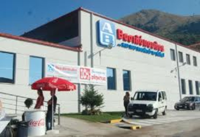 Η ΑΒ Βασιλόπουλος εισάγεται στο χρηματιστήριο και ανοίγει το κατάστημα Mega Ελληνικού.