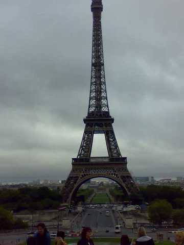 Η καθημερινή μετάδοση 2 εκπομπών από τον Πύργοο του Άιφελ