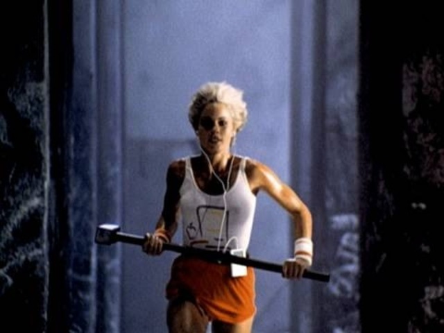 Ridley Scott dirije el comercial de Mac inspirado en el libro 1984 de George Orwell. Este sugiere que IBM es Big Brother