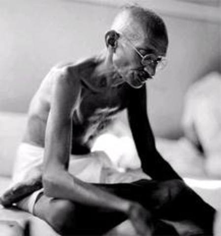 Mahatma Ghandi es arrestado.