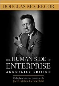 Douglas McGregor Publica "The Human Side of Enterprise"