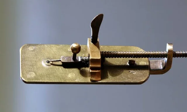 Antonie van Leeuwenhoek พัฒนากล้องจุลทรรศน์