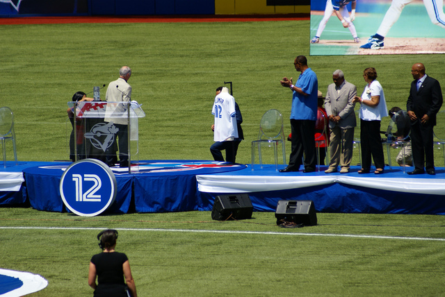 Jays retire Roberto Alomar`s number