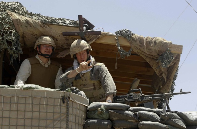 Harper visits troops in Kandahar