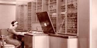 Computadoras extremadamente grandes y costosas.