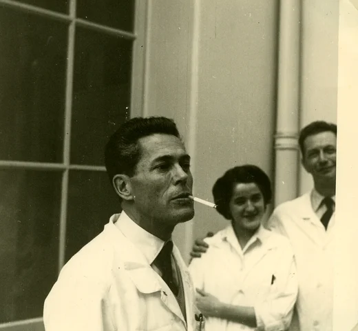 François Jacob (1920-2013), David Perrin (-) , Carmen Sanchez(-) i Jacques Monod (1910-1976)