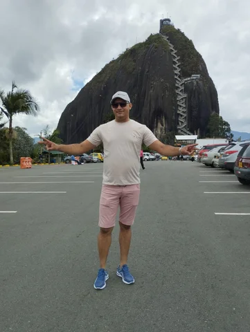 VIAJES A GUATAPE PIEDRA DEL PEÑON ANTIOQUIA