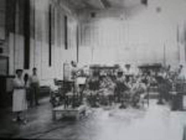 Στις 20 Νοεμβρίου λειτούργησε ο πρώτος ραδιοφωνικός σταθμός .