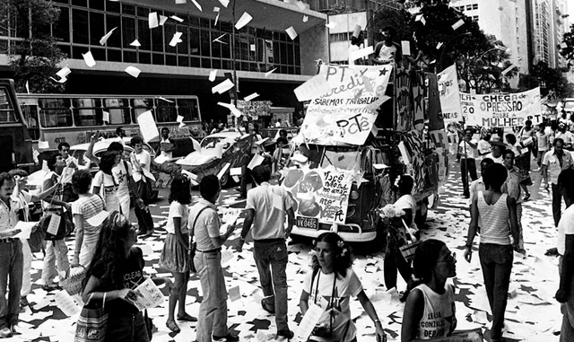 Vitória da oposição sinaliza fim da ditadura PDS perde controle da Câmara e dos grandes Estados; regime se aproxima do fim