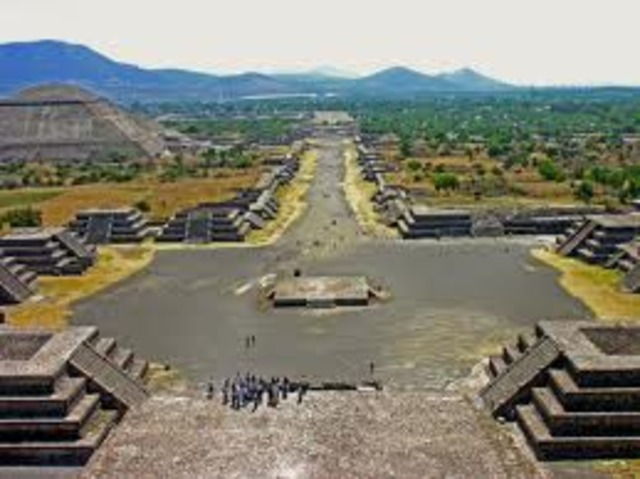 Teotihuacan is destroyed = Tikal is the largest city-state