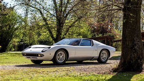 Lanzamiento del Lamborghini Miura P400