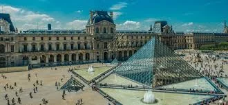 Louvre'i loss Pariisis