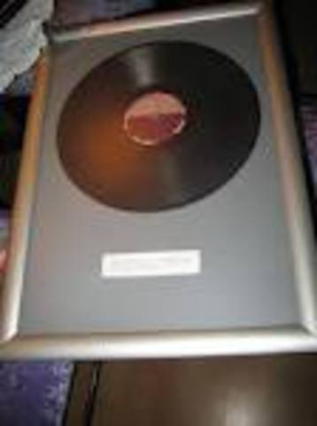 Ιδρυση του Εθνικού Ιδρύματος Ραδιοφωνίας.