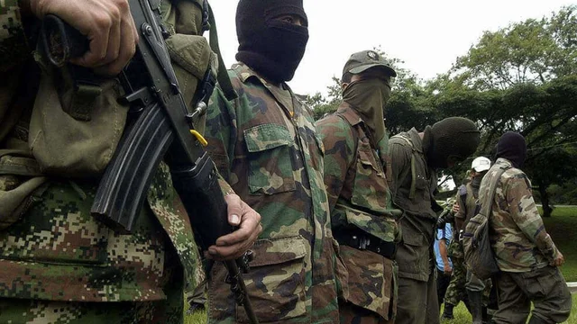 Conflicto entre el gobierno y los grupos armados, incluyendo las FARC y el ELN.