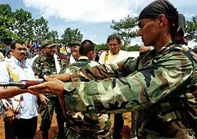 Desmovilización de los paramilitares de las Autodefensas Unidas de Colombia (AUC).