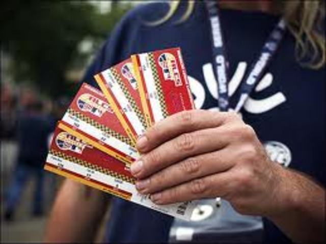 La chica vendió el billete al hombre.