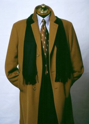 El hombre puso el billete en el sobretodo.