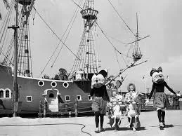 Se estrena Disneyland.