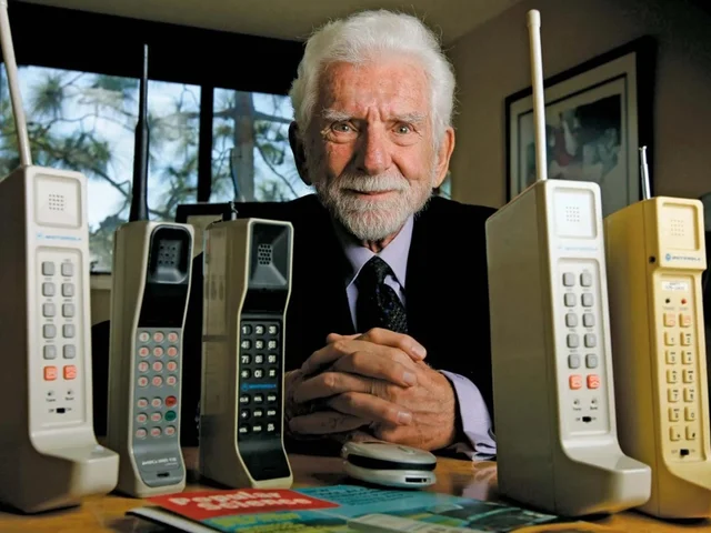 Se inventa el primer teléfono móvil