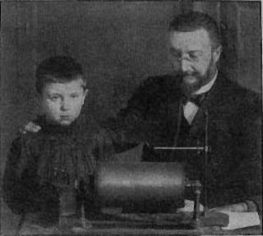 A Parisian minister names Alfred Binet and Theophile Simon in a commission to develop intelligence testing of children