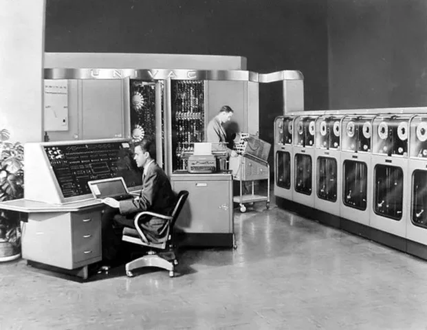 Se desarrolla la primera computadora comercial UNIVAC 1
