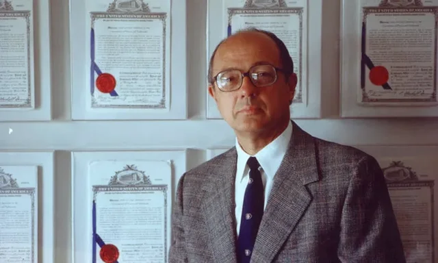 Charles Bachman desarrolla el primer DBMS