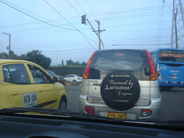 A pocos metros pero a varios minutos