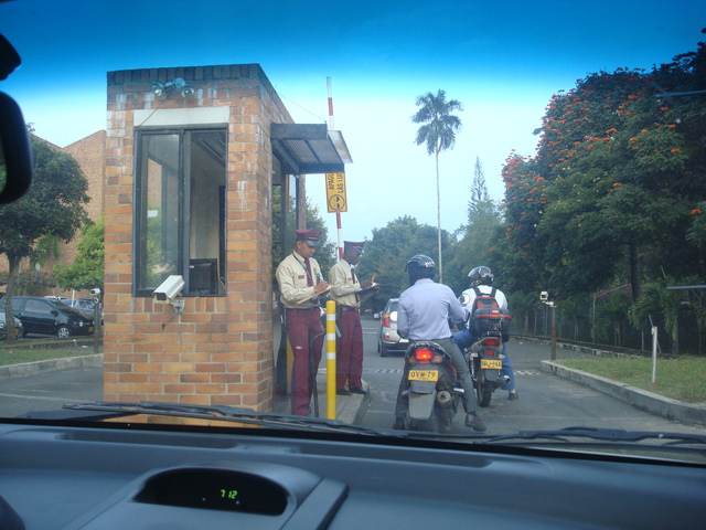 Carros y motos que me alejan del salón 4.3