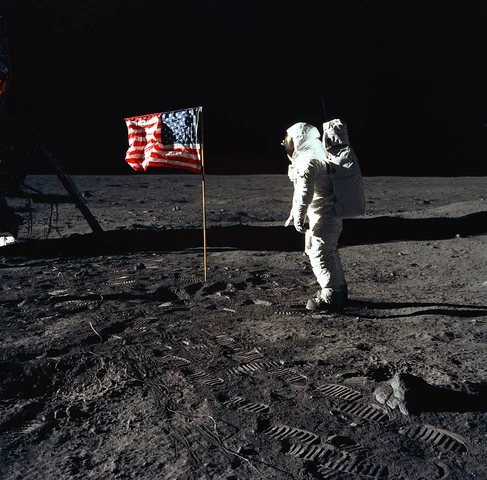 Hombre llega a la luna