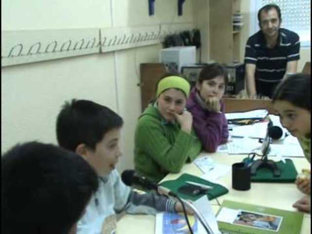 En Colombia. La Universidad de San Buenaventura-Seccional  de Cali empezó impartiendo a distancia la Lic. En educación Primaria.