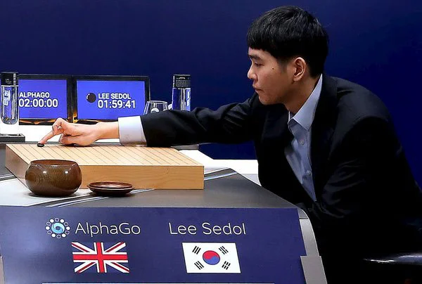 AlphaGo batte il campione di Go Lee Sedol.