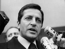 Adolfo Suárez dimite como presidente del gobierno