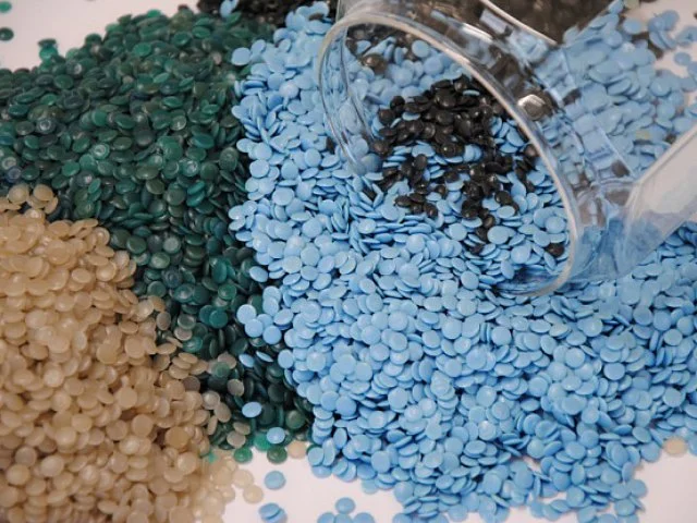 Nasce la plastica