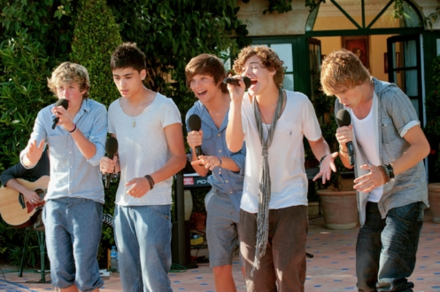 One Direction perform at judeges house