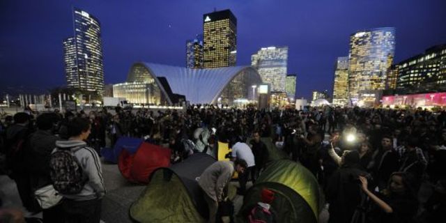Les indignés occupent La Defense