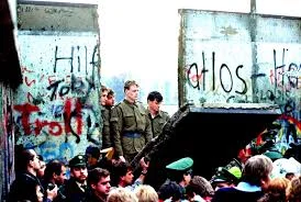 La caída del Muro de Berlín (1989):