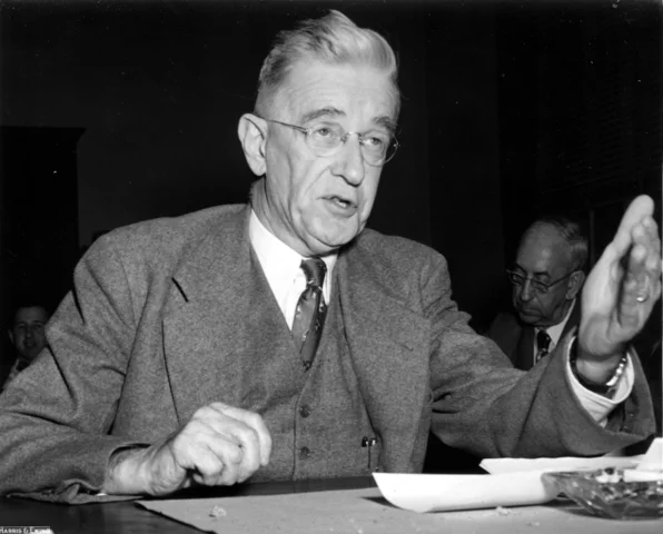 Dr. Vannevar Bush "primera computadora analógica" (1890-1974),