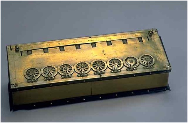 Gottfried Wilhelm Leibnitz empezó a trabajar sobre una máquina que pudiera multiplicar y dividir directamente. La primera versión fue terminada en 1694, que fue en forma de dispositivo escalonada, y por cierto todavía se pueden encontrar en muchas calcula