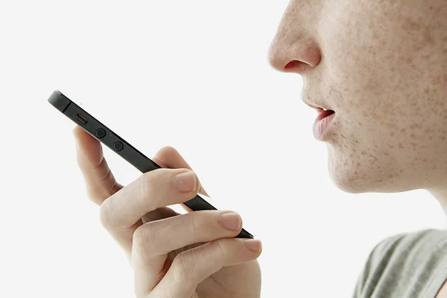 Primer asistente virtual digital avanzando (Siri)