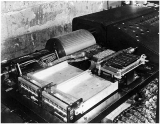 La supuesta primer computadora.John Atanasoff comienza a trabajar en la primera computadora digital pero se olvida de llenar su patente, casi diez años después, la ENAC utilizaría su trabajo como base.Atanasoff Y Berry Una antigua patente de un dispositiv