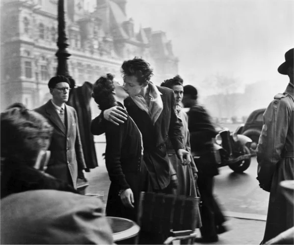 Kiss by the Hôtel de Ville