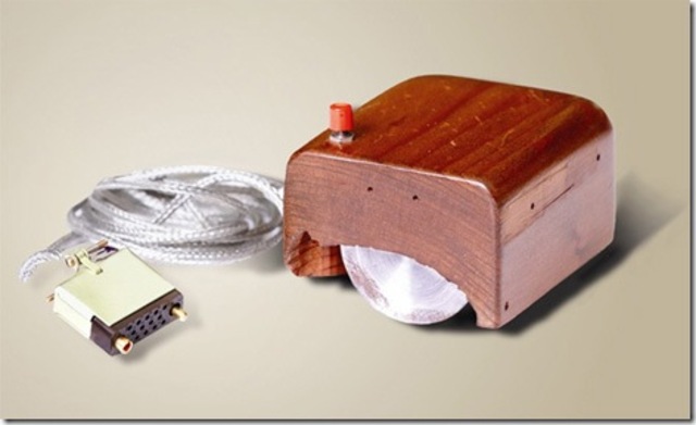 Douglas Engelbart construye el primer "Mouse" en el Stanford Research Institute, dos décadas más tarde, la Macintosh lo convertirá en un componente estándar.