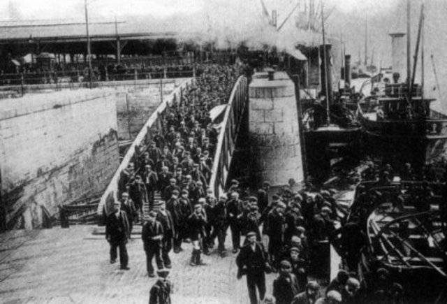 Toen er in 1907 staaking was haalde men Engelse dokwerkers naar Antwerpen. De eerste negenhondervijftig kwamen op 5 augustus 1907 aan met het schip combroman