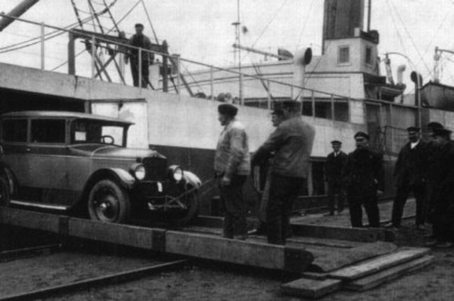 Roll-on-Roll-off  eerste auto op schip na haven van antwerpen