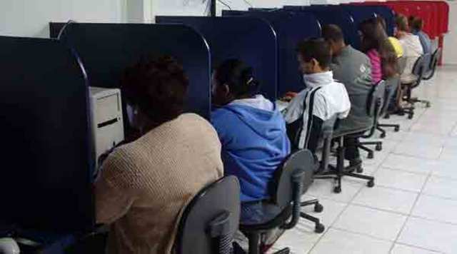 Começava a frequentar Lan Houses, para acessar a internet.