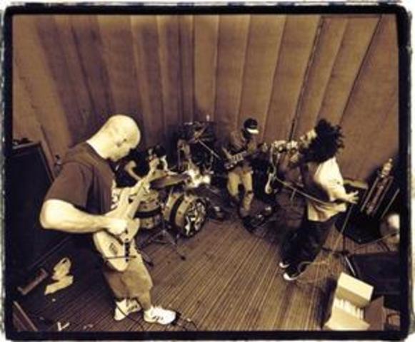 L'Arnau apren a tocar la guitarra!