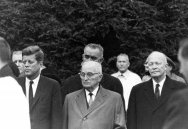 Eleanor Roosevelt dies